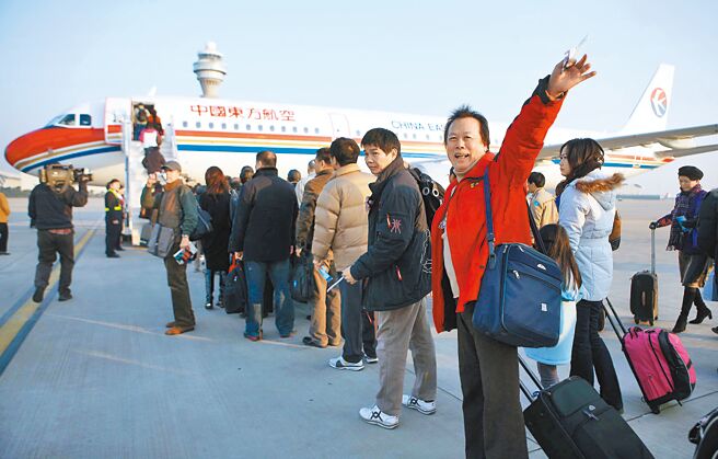 大陸對入境旅客解除集中隔離等防疫措施，讓許多台商喜出望外，返台過年意願大增，但是上萬元（人民幣，下同）的天價機票和有限的機位令台商望而怯步，直呼好貴。圖為東航MU2075航班準時從上海浦東機場起飛，前往台北桃園機場。（中新社）