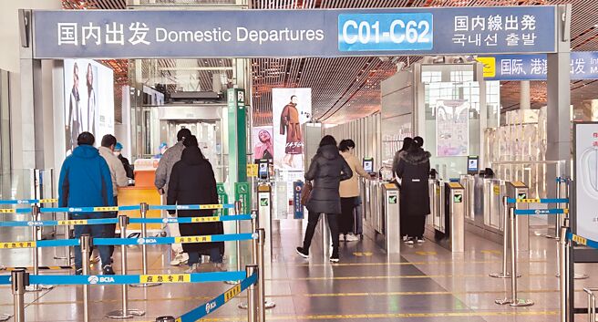 大陸開放國門消息發布後，各家旅行平台的出境遊搜索量瞬間飆漲。圖為北京首都國際機場T3航站樓，旅客進入國內出發通道。（中新社）