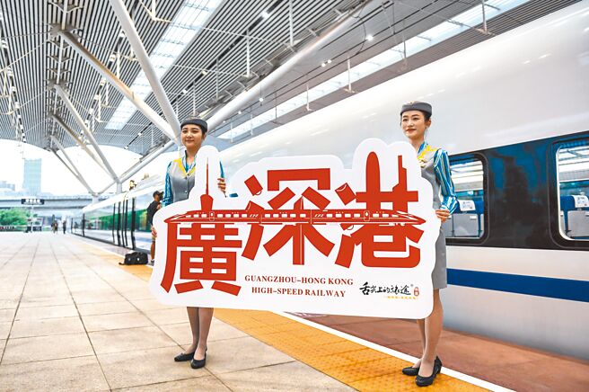 港府发言人昨表示，香港与北京中央、广东省和深圳市相关单位保持联繫，就中港通关方案达成共识后会随即提交中央审批。图为广深港高铁全线开通营运，从深圳北站开往香港西九龙站的高铁列车乘务员展示纪念牌。（新华社）