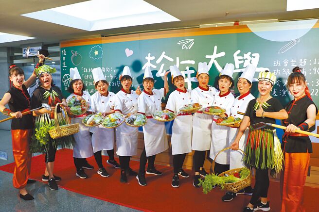 永和民权社区松年大学在成果展中表演上菜秀，学员将葱蒜辣椒全部绑上舞衣。（陈慰慈摄）