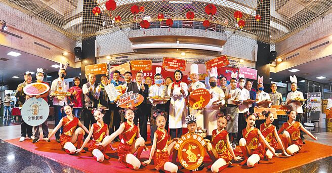 南投县政府结合县内餐厅、饭店，推出特色年菜。（廖志晃摄）