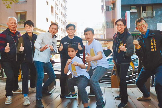 年仅11岁的吴宗修（前中）从5岁开始学武术，至今已获315面金牌，创下年纪最小最多金牌的金氏世界纪录。（立委张廖万坚提供／林欣仪台中传真）