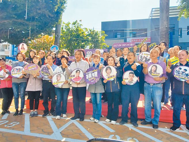 云林县西螺镇公所27日举行跨年晚会记者会，邀请民眾到西螺跨年，第一排右五为新科镇长廖秋萍。（周丽兰摄）