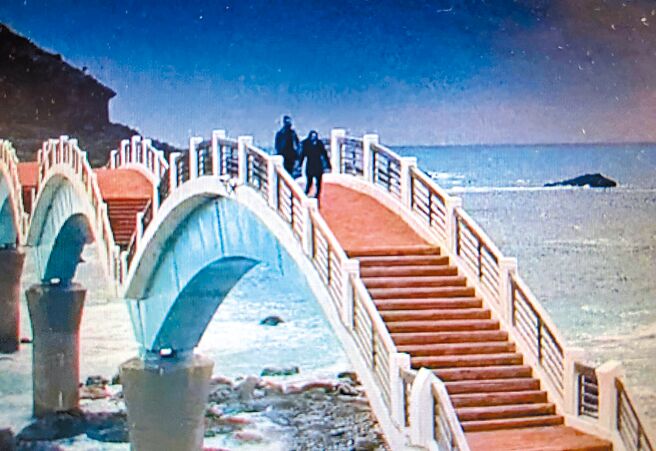 台东三仙台风景区跨海步桥已公告封闭，但是仍有游客硬闯。（翻摄画面／庄哲权台东传真）