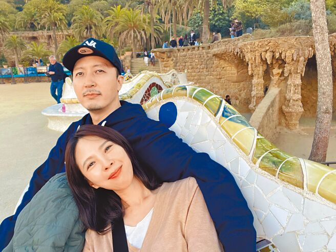 天心（前）与老公金英敏正在南欧度假。（福隆经纪提供）