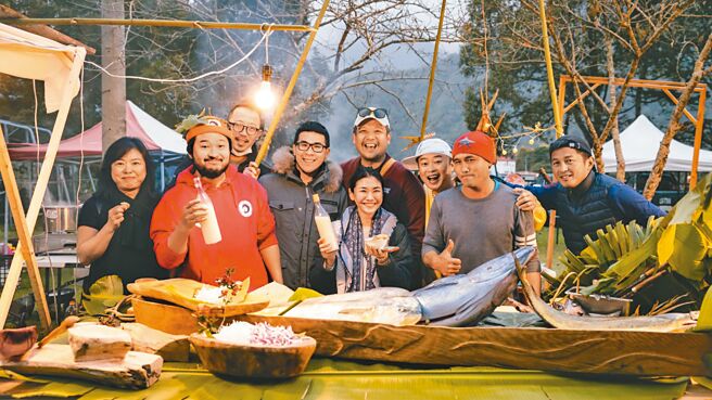 弹头（右三）宴请偏乡儿童及义工享用海鲜大餐。（弹头提供）