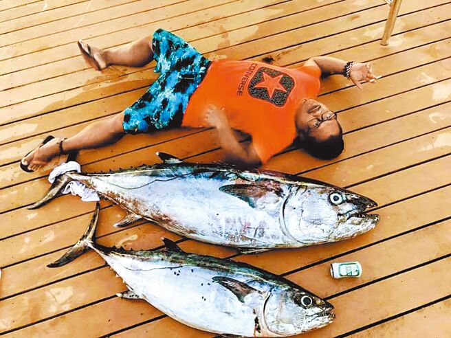 弹头友人搬完大鱼累到倒地。（弹头提供）