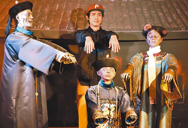 梁正群看宽宏艺术「殭」展练胆量。（陈俊吉摄）