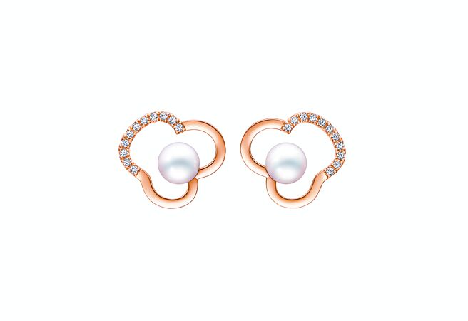 八木莉可子佩戴TASAKI Holiday Collection chants钻石珍珠樱花金耳环，17万5000元。（TASAKI提供）