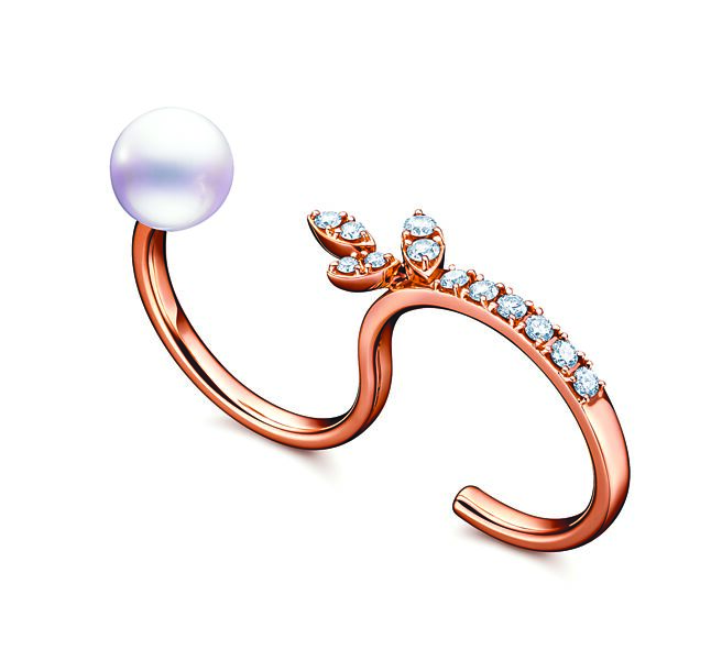 TASAKI kugel钻石珍珠双指戒，10万3000元。（TASAKI提供）