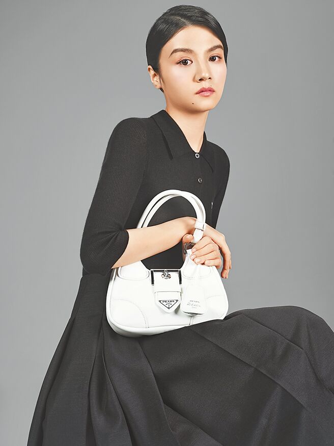 演员春夏出镜Prada 2023农历新年广告企画，她手上的Prada Moon Bag在新年系列中，重塑千禧年代标志风格。（Prada提供）