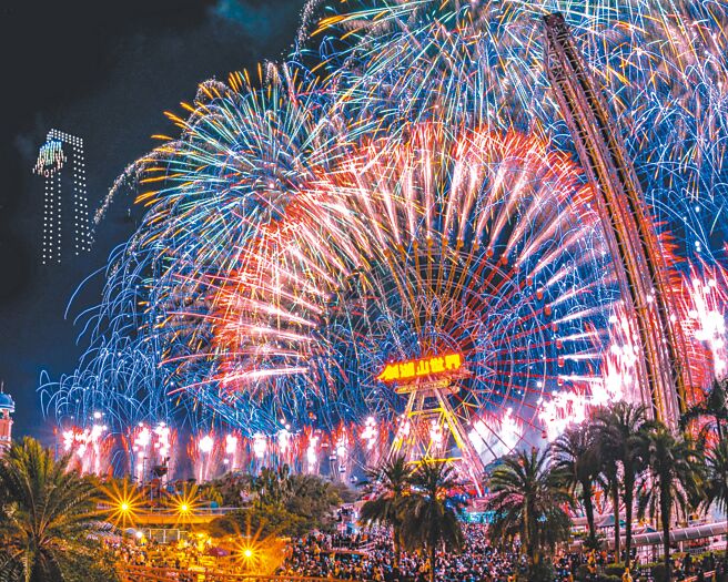 剑湖山跨年晚会摩天轮跨年烟火秀吸引许多民眾前往朝圣。（罗大钧提供）