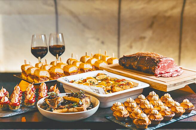 「歲末夜未眠」自助晚餐可品嘗到歐洲大陸的多國異國佳餚，搭配紅、白葡萄酒等無限暢飲。（國泰飯店觀光事業提供）飲酒過量 有礙健康