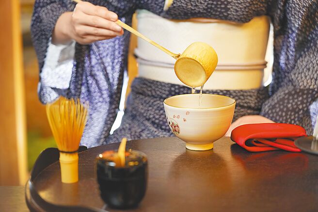 房客可參與「新春茶道表演」，品嘗和菓子與現打抹茶，體驗日本獨有茶道文化。（日勝生加賀屋提供）
