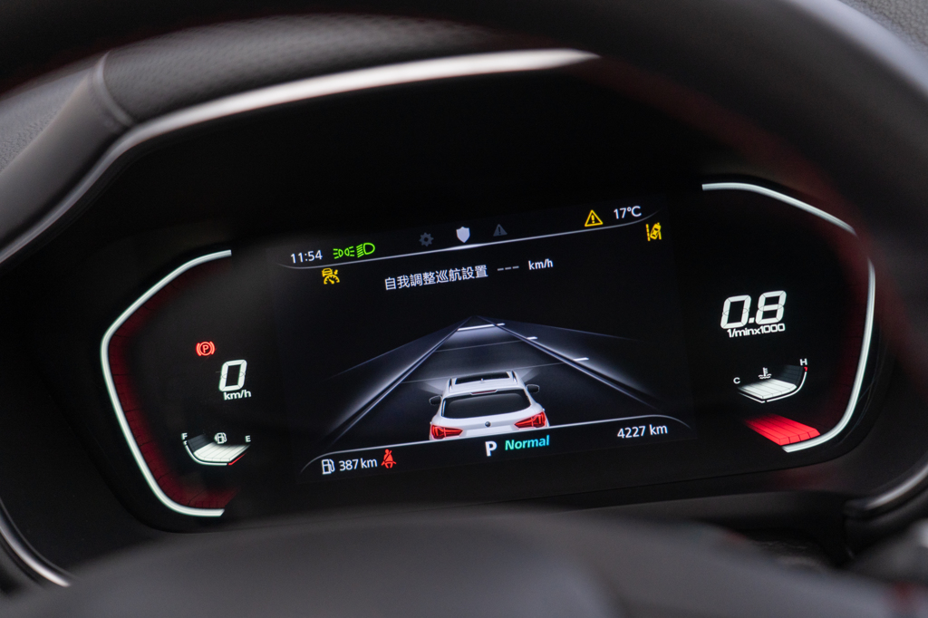 數位儀錶達 12.3 吋，可完整顯示各式車輛運作狀況與其他資訊，甚至半自動駕駛輔助運作狀況也能完整呈現。(圖/2GAMESOME)
