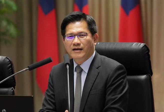 台中母子過斑馬線遭轉彎公車輾斃事故引發軒然大波，網友翻出林佳龍擔任交通部長時期宣導行人看到大車要退三步，質疑此作法培養車輛轉彎不讓行人的習慣。(圖／資料照)