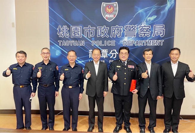 桃园市政府警察局打击犯罪不遗余力，日前破获市价12亿大麻田，警政署长黄明昭（中）前往慰问。(图／桃园市政府警察局)

