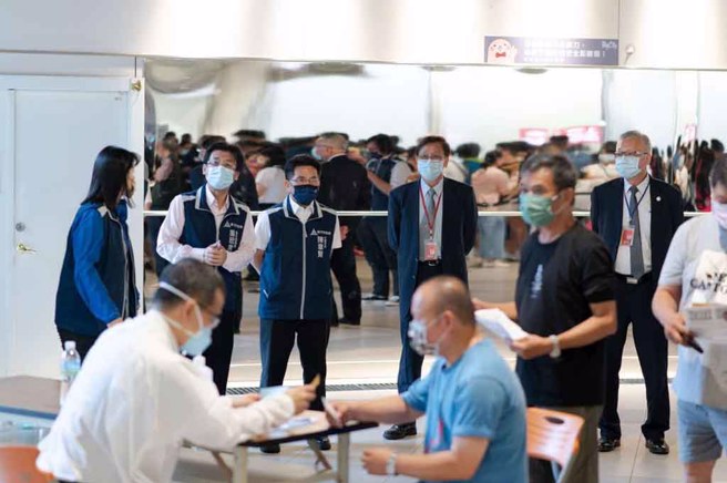 新竹市政府为了让民眾可以放心，启动城市防疫新生活，积极提高疫苗的涵盖率。(图／新竹市卫生局)
