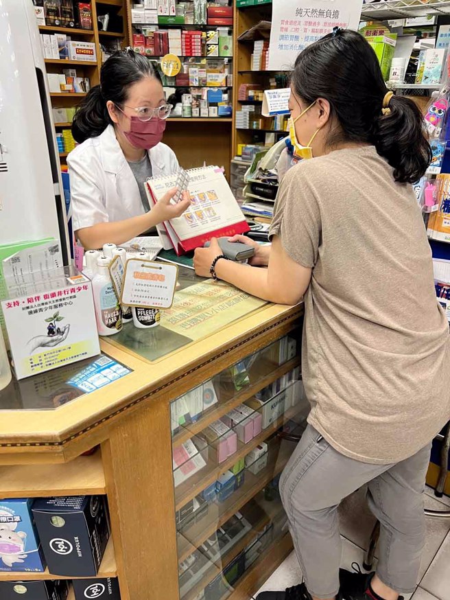 透过医疗院所的戒菸卫教师或社区药局药师，提供专业的卫教、谘询与支持。(图／新竹市卫生局)
