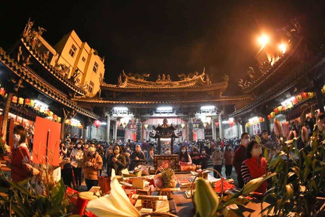 鹿港天后宫除夕夜人潮。(图／鹿港天后宫提供)
