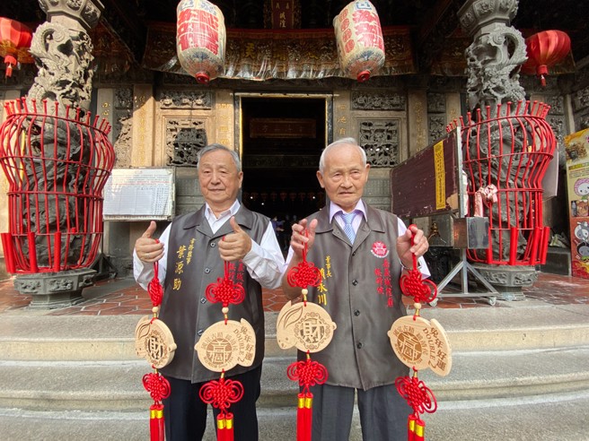 嘉义城隍庙董事长赖永川（右）、常务监事叶源助欢迎民眾来走春。（廖素慧摄）

