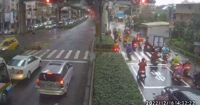 17位機車騎士在中正板南路口禮讓救護車，卻被科技執法拍下而開罰，警方持諾會協助撤銷罰單。（圖／翻攝畫面）