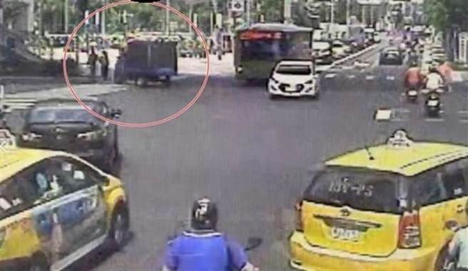 情侣走在斑马线过马路，女友突遭左转货车撞飞亡，在「幸福路」上瞬间天人永隔。(图／翻摄中天电视画面）