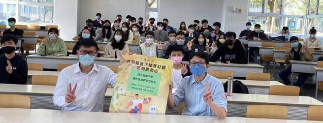 投信投顾公会今年校园理财讲座最后一波，富兰克林华美投信到国立宜兰大学和学生分享最新投资趋势与投资股债市应注意指标。（图／投信投顾公会提供）