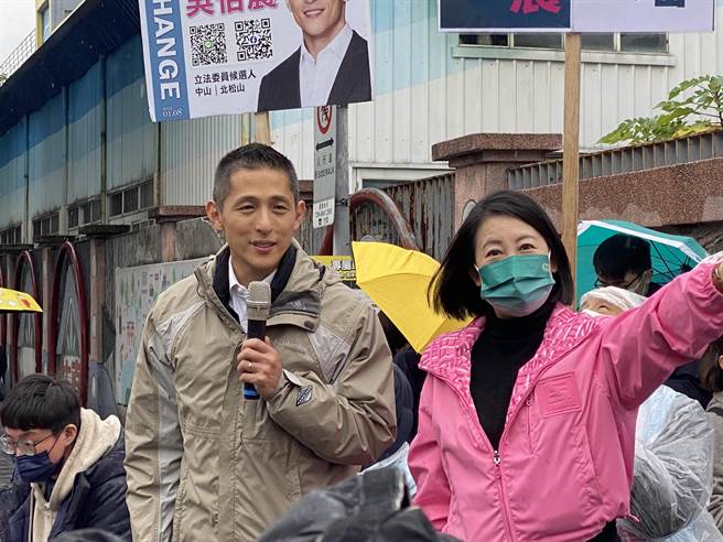 民进党北市第3选区立委补选候选人吴怡农今天在立委吴思瑶陪同下路口拜票。（杨亚璇摄）