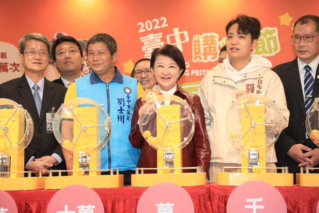 卢市长现场call-out给百万现金中奖人，也是今年购物节的第7位百万奖得主。(图/臺中市政府经济发展局提供)