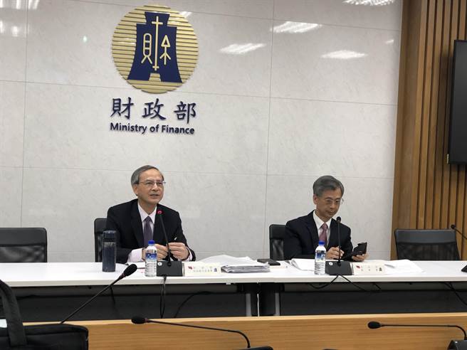 代理财长阮清华（左）。（图／吴静君摄）