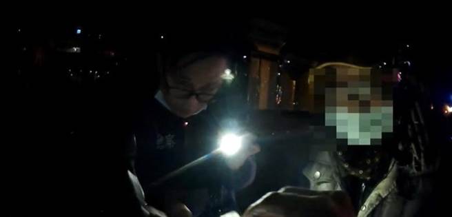高雄李姓男子因后车灯未亮，遭员警发现持有毒品海洛因。（高市苓雅分局提供／杨舒婷高雄传真）