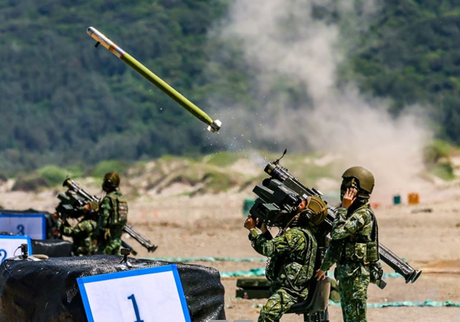 我方部队目前均使用「双联装式刺针飞弹」，未来个人携型式到货后，义务役士兵将有机会接受训练，图为陆军天马操演进行刺针飞弹射击画面。(青年日报提供)