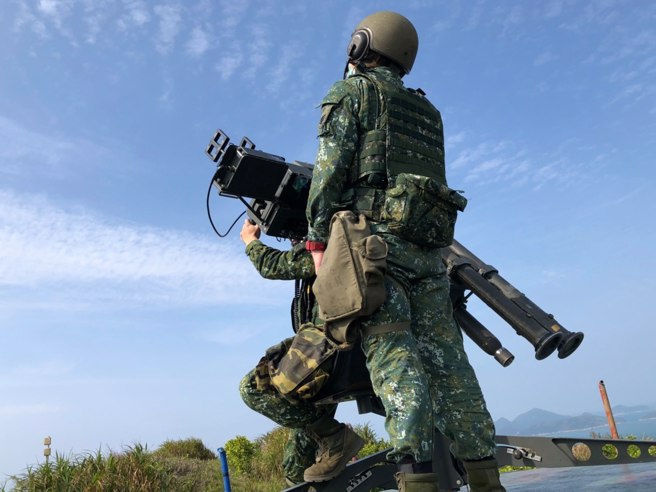 我方部队目前均使用「双联装式刺针飞弹」，未来个人携型式到货后，义务役士兵将有机会接受训练，图为陆军天马操演进行刺针飞弹射击画面。(青年日报提供)