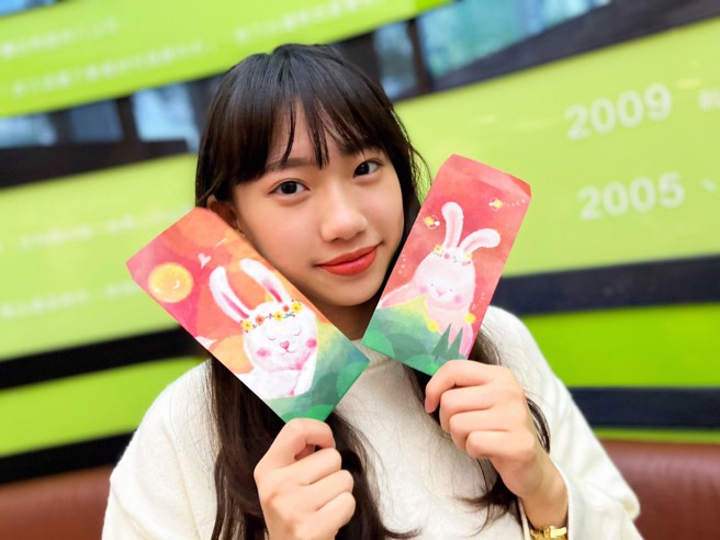 信义房屋红包袋以「美梦成真兔」与「幸福兔you」祝福为设计主轴，红包袋上有巨大的兔子，设计中山头的部分，以信义房屋logo做延伸的设计。（图/信义房屋提供）