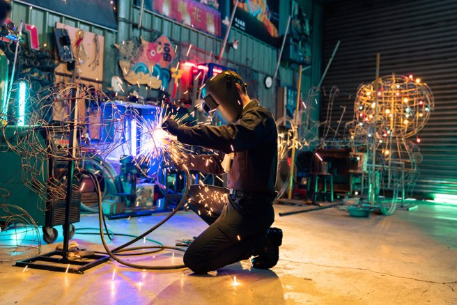 ▲花灯艺师正在制作花灯。(图／臺北市政府观光传播局提供)
