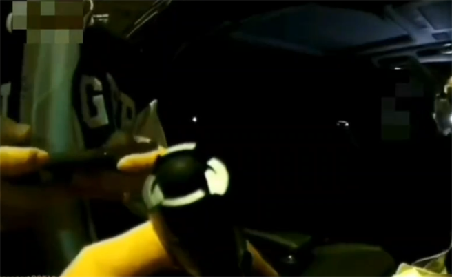 警方在车上找到大麻烟，杨男仍不停在旁打手游。（翻摄照片／高雄洪靖宜传真）