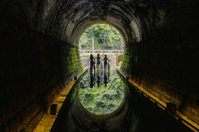 ▲三貂岭生态友善隧道内的绝美镜面水池。(图／新北市政府观光旅游局提供)
