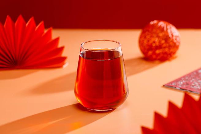 春节应景讨吉利，南港「好一点熟醇红茶」推出「有春红茶」抢市。（图／好一点熟醇红茶提供）