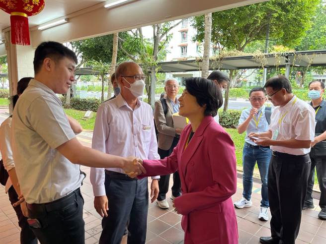 为协助台东凤梨释迦及在地农产品进军海外市场，台东县长饶庆铃率队前往新加坡。（台东县政府提供／蔡旻妤台东传真）