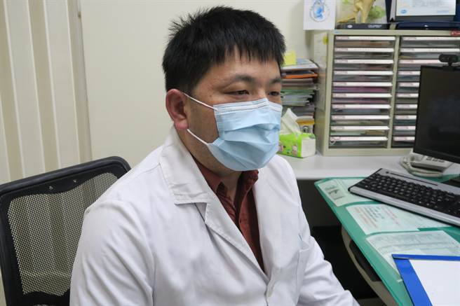 卫福部彰化医院免疫风湿科医师王仕凯提醒多发性肌炎不可轻忽，要定期追踪。（吴敏菁摄）