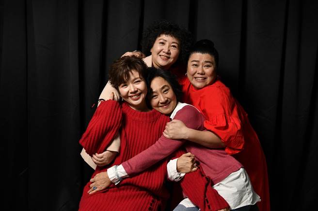 于子育、杨丽音、林美秀同上王琄主持的《谁来演戏之圆桌对谈》，现场欢笑声不断。（镜电视提供）