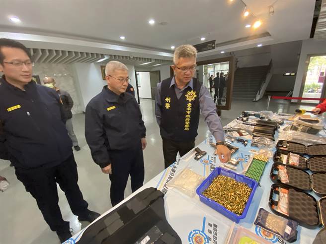 台南市警局长方仰寧(中)重申，查捕孔、洪两嫌到案是全国警察的信念，绝无悬念。(曹婷婷摄)