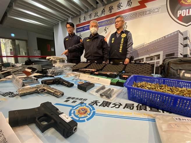 永康警方破获藏身鱼塭的改造枪枝兵工厂，台南市警局长方仰寧(中)重申，查捕孔、洪两嫌到案是全国警察的信念。(曹婷婷摄)