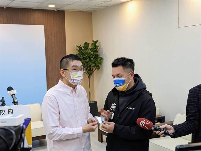 基隆市议员施伟政（图右）邀请基隆市长谢国梁（图左）搭乘最后一班由大庆大城发车的国道客运1813，听取中山区通勤族的想法。（张志康摄）