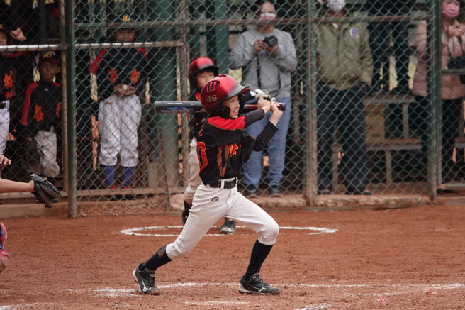 海德社区陈永衽敲出再见安打。（毛琬婷摄）