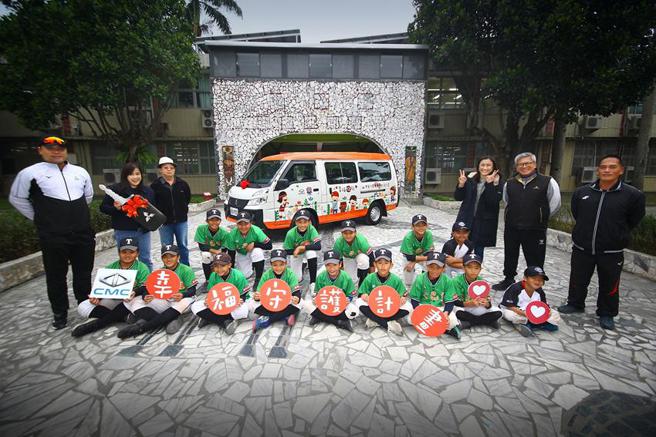 （中华汽车持续关注偏乡少棒发展，为太巴塱国小加油。图／业者提供）