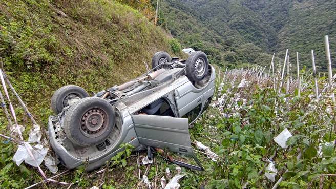 台东县海端乡雾鹿林道3公里处今早发生翻车意外。（台东县消防局提供／蔡旻妤台东传真）