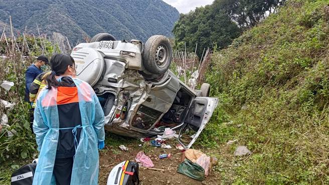 台东县海端乡雾鹿林道3公里处今早发生翻车意外。（台东县消防局提供／蔡旻妤台东传真）