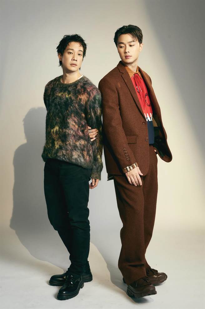 薛仕凌（左）和施博宇在剧中演一对不擅表达爱的兄弟檔。（Disney＋提供）